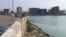 Строительный мусор на дне озера "оголился" после того, как вода отступила