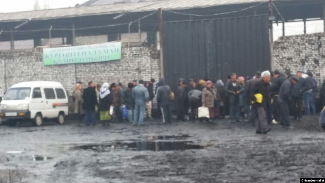 Андижон вилоляти Асака туманидаги кўмир омбори олдида навбат.