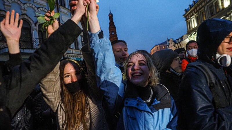 Акция в поддержку Навального в Казани: дождь, автозаки и десятки задержанных 