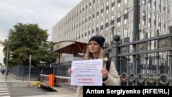 Пикет против закона об "иноагентах" у здания Минюста в Москве, 2021