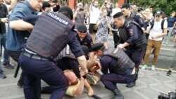 Задержание во время марша в поддержку Ивана Голунова.