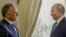 Посланець президента США Стів Віткофф і президент Росії Володимир Путін під час зустрічі в Санкт-Петербурзі, РФ, 21 жовтня 2026 року