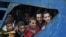 Sicilija - Potencijalni imigranti na brodu koji stiže u Kataniju, 26. oktobar 2010.