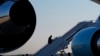 Президент США Дональд Трамп піднімається на борт літака, яким вирушає на переговори з Путіним. 15 серпня 2025 року