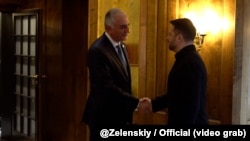 Президент Володимир Зеленський та спадкоємний принц Ірану в екзилі Реза Пахлаві під час зустрічі на полях Мюнхенської безпекової конференції. 13 лютого 2026 року. Син останнього шаха Пахлаві має багато прихильників і розглядається як можливий правитель Ірану в разі зміни режиму