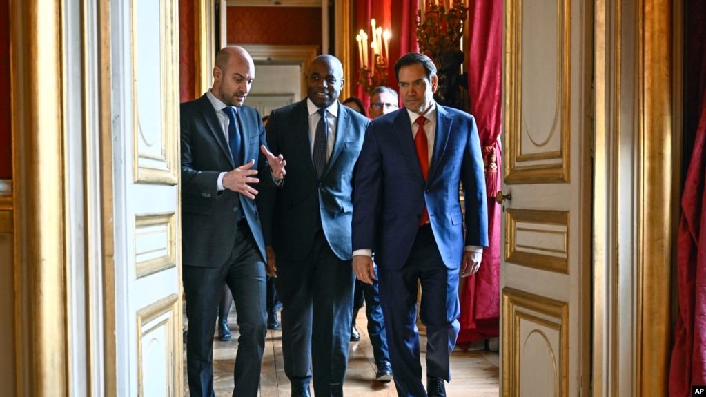 Bộ trưởng Ngoại giao Pháp Jean-Noel Barrot, bên trái, Bộ trưởng Ngoại giao Anh David Lammy, giữa, và Bộ trưởng Ngoại giao Hoa Kỳ Marco Rubio tại Paris, ngày 17 tháng 4 năm 2025.