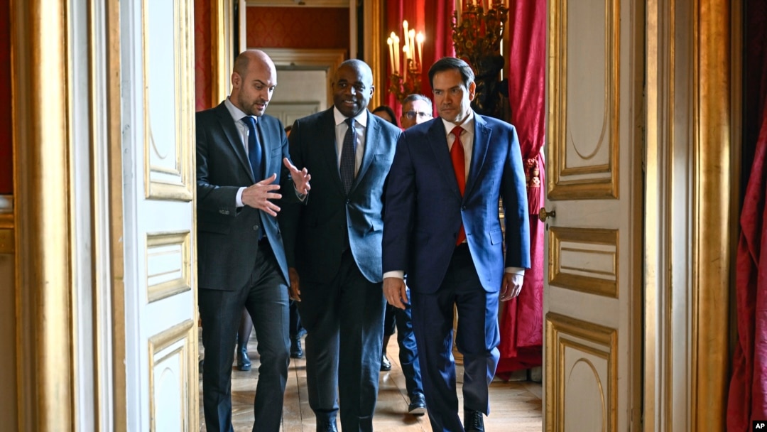 Ministrul francez de externe Jean-Noel Barrot (stânga) , ministrul de externe al Marii Britanii David Lammy, în centru, și secretarul de stat american Marco Rubio, la Paris, 17 aprilie 2025.