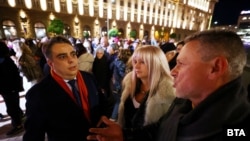 Асен Василев (вляво) преди да излезе на трибуната и да призове към блоката на парламента във вторник, 25 ноември.