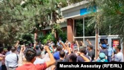 Люди требуют освобождения активиста Байболата Кунболатулы у здания управления полиции Медеуского района в Алматы, 24 июня 2021 года.