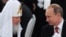 Президент России Владимир Путин (справа) и патриарх Русской православной церкви Кирилл. Москва, 28 июля 2015 года.