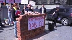 Активісти під Кабміном закликали «зруйнувати фармацевтичну завісу»