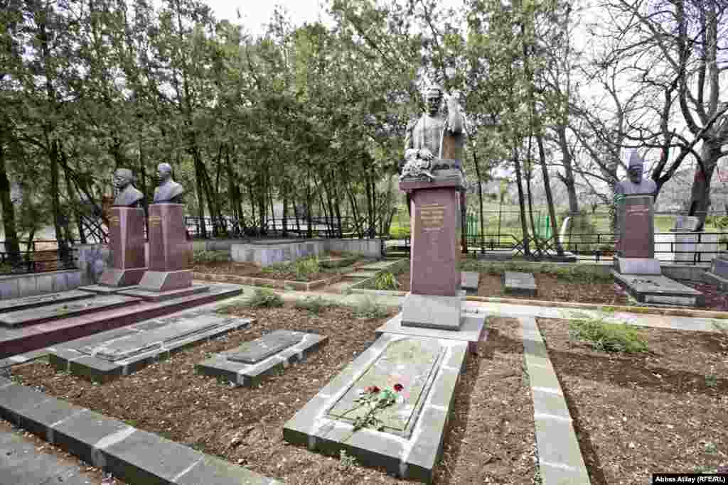 M.Ş. Vazeh, M.F. Axundov, Fətəli xan Xoyski, Həsən bəy Ağayev məzarları.