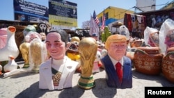 Suveniruri cu tematică fotbalistic-politică la Tijuana (Mexic), unde își are baza echipa națională iraniană. 