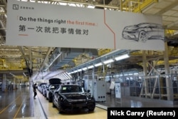 Робітники оглядають готові електромобілі Zeekr 001 на заводі Zeekr у Нінбо, Китай, 20 квітня 2025 року