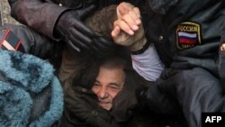 Милиция задерживает Константина Косякина