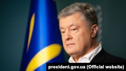 «Впевнений, що треба зберігати напрацьовані за 5 років позиції: Україна – понад усе, Росія – агресор», – заявив Порошенко 22 травня в Києві