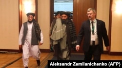 "Талибан" жетекшісінің орынбасары Абдул Гани Барадар (ортада) Мәскеудегі конференцияға қатысуға келе жатыр. 18 наурыз 2021 жыл.
