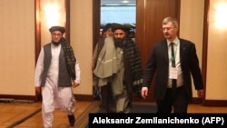 Mullah Baradar (u sredini), talibanski zamenik vođe i glavni pregovarač, stiže na konferenciju u Moskvu (18. mart)