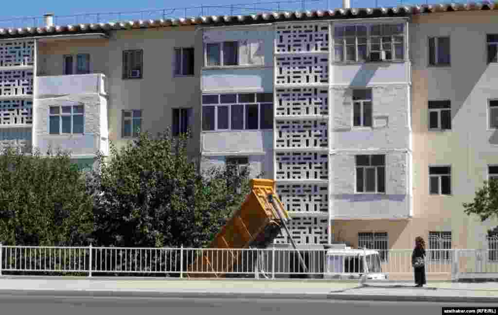 Aşgabatdaky jaýlaryň öňünde alnyp barylýan gurluşyk işleri.