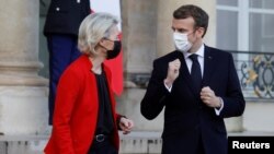 Francuski predsjednik Emmanuel Macron prati predsjednicu Evropske komisije Ursulu van der Leyen iz Jelisejske palače u Parizu, Francuska, 7. januara , 2022.