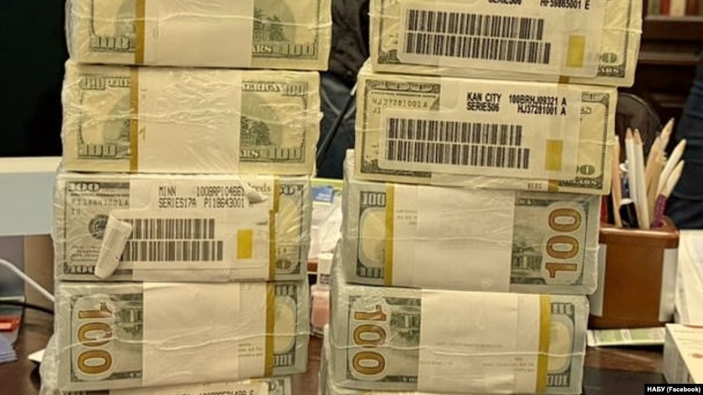 Пачки долларовых купюр, обнаруженные во время одного из обысков. Оперативная съемка НАБУ 10 ноября 2025 года