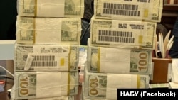 Пачки долларовых купюр, обнаруженные во время одного из обысков. Оперативная съемка НАБУ 10 ноября 2025 года