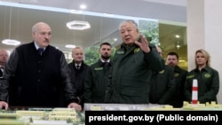 На пярэднім пляне Аляксандар Лукашэнка і Данііл Урыцкі (Даніяр Усенаў), 4 лістапада 2022 году