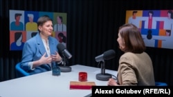 Tatiana Stratan, mama a două fete, în studioul Europei Libere, la podcastul Laboratorul Social, alături de autoarea emisiunii, Victoria Coroban.