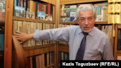 Диссидент, композитор и писатель Хасен Кожа-Ахмет у своей домашней библиотеки. Алматы, 24 ноября 2016 года.