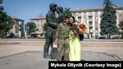 "Бөрі" мен оның әйелі Елена Дружковкадағы "Ғашықтар ескерткішінің" алдында тұр. 2025 жылғы маусым.