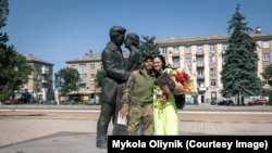 “Ujku” dhe gruaja e tij Olena para statujës së Druzhkivka-s në qershor 2025.