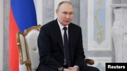 Беседуя с журналистами во время поездки в Узбекистан, Путин заявил, что Москва внимательно следит за дискуссией о разрешении украинским военным применять дальнобойное оружие по территории России.