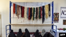 برخی زنان در بلخ مشغول قالین‌بافی
