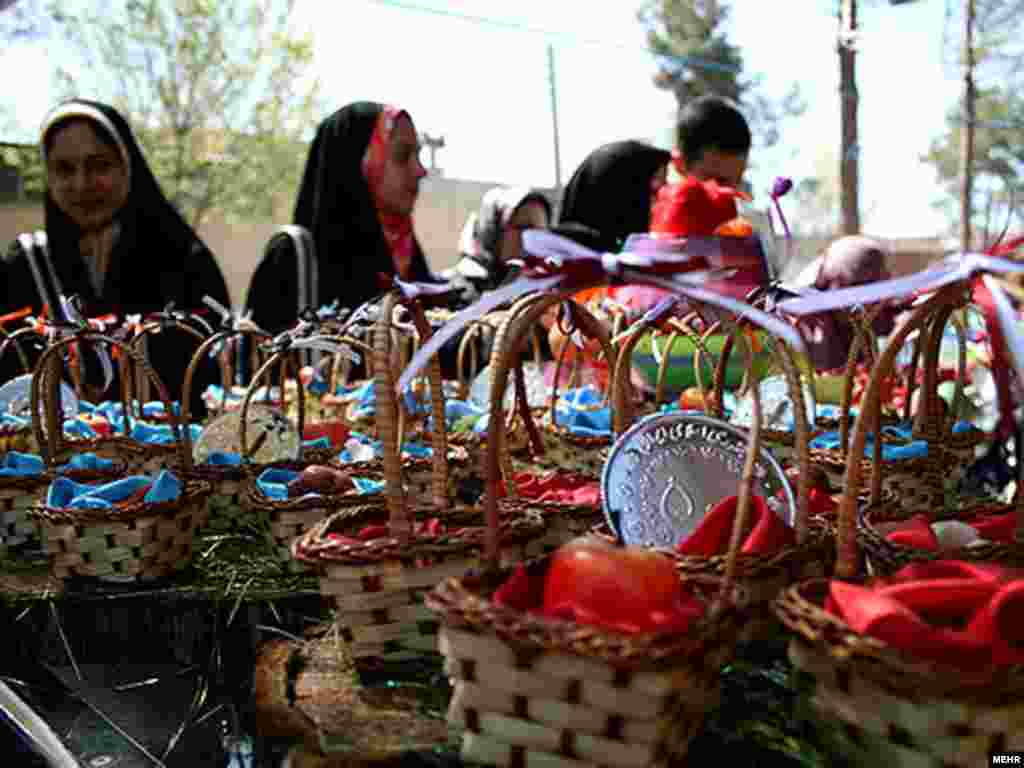 فروش سفره هفت سین در بازار دست فروشان تهران. عکس از مهر