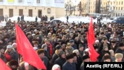 Pensioners and others entitled to free public transport in Kazan protest the curtailing of such privileges on January 9.