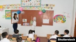 Postoje izvještaji kako učitelji u seoskim školama u Kazahstanu primaju plate s kašnjenjem i to u nekoliko malih, nasumičnih dijelova. 