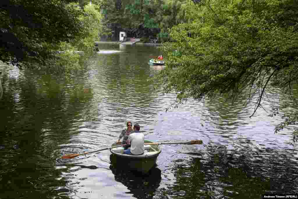 &nbsp;Cu barca pe lacul din Parcul Cișmigiu din București.