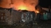 Пожежа в будинку, зруйнованому внаслідок удару російського безпілотника в Харкові пізно ввечері 23 листопада 2025 року