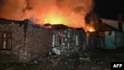 Пожежа в будинку, зруйнованому внаслідок удару російського безпілотника в Харкові пізно ввечері 23 листопада 2025 року