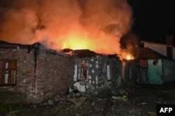 Пожежа в будинку, зруйнованому внаслідок удару російського безпілотника в Харкові пізно ввечері 23 листопада 2025 року