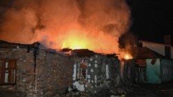 Пожежа у будинку, зруйнованому внаслідок удару російського дрона в Харкові пізно ввечері 23 листопада 2025 року