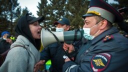 Жена противостои на полицай по време демонстрация в защита на Навални в сибирския град Улан-Уде. 21 април 2021 г. Снимката е илюстративна.