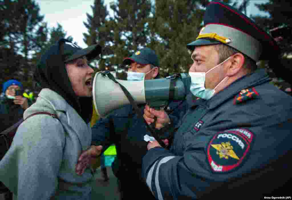Женщина спорит с полицейским во время акции протеста в поддержку заключенного в тюрьму лидера оппозиции Алексея Навального в Улан-Удэ, Россия