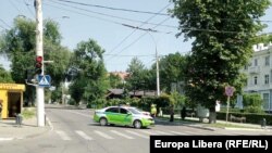 Mașini ale miliției în apropierea administrației de la Tiraspol