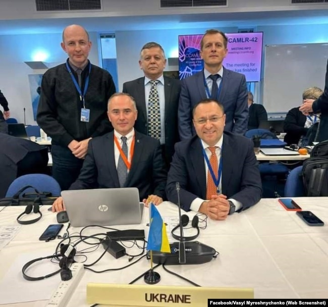 Леонід Пшеничнов (стоїть у центрі), біолог, Василь Мирошниченко, посол України в Австралії (сидить праворуч) на одному із засідань CCAMLR. Архів