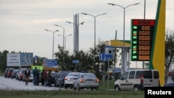 Черга автомобілів біля АЗС в Євпаторії, окупований Крим, 3 червня 2026 року