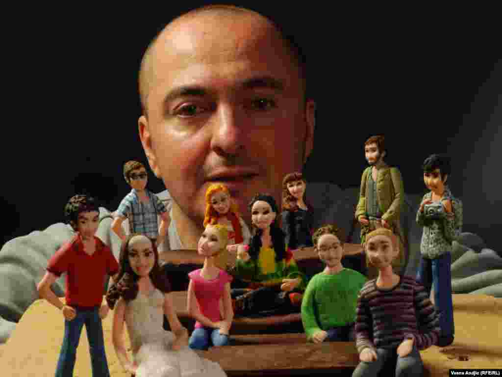 ¨Plavi voz¨ je film sa specifičnom političkom pozadinom, gde se radnja dešava u onih sedam dana u vrijeme žalosti zbog Titove smrti, kada je u Beogradu i drugim gradovima nekadašnje države bilo nepristojno biti srećan, kada nisu radila ni kina. ni kazališta, kada su novine izlazile sa crnim okvirima, i kada je naročito uvrjedljivo bilo biti zaljubljen na način kako su zaljubljeni glavni junaci ovog filma.