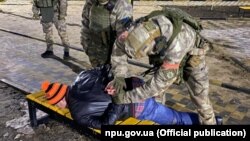 35-річного чоловіка затримали близько 23 години на території селища Агрономічне Вінницького району. Наразі він перебуває в ізоляторі тимчасового тримання