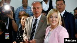 მუჰარემ ინჯე ცოლთან ერთად საარჩევნო უბანზე. 2018 წლის 24 ივნისი