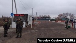 КПВВ «Золоте» давно облаштований із боку українських сил, але російські гібридні сили не згодні відкривати його